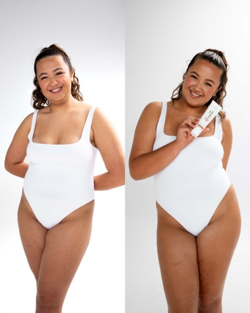 To kvinder i hvide badebukser smiler, den ene holder et produkt, foran en enkel baggrund.