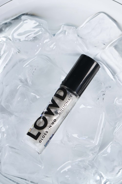 Läppglansrör ligger på isbitar. Produkten heter 'L.O.V GLOSS & GO'.