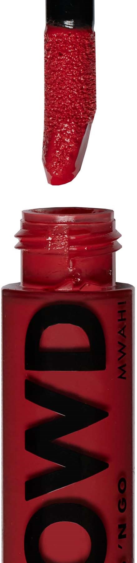 En röd nagellackflaska med svart lock och lång borste, nagellacket är rött.