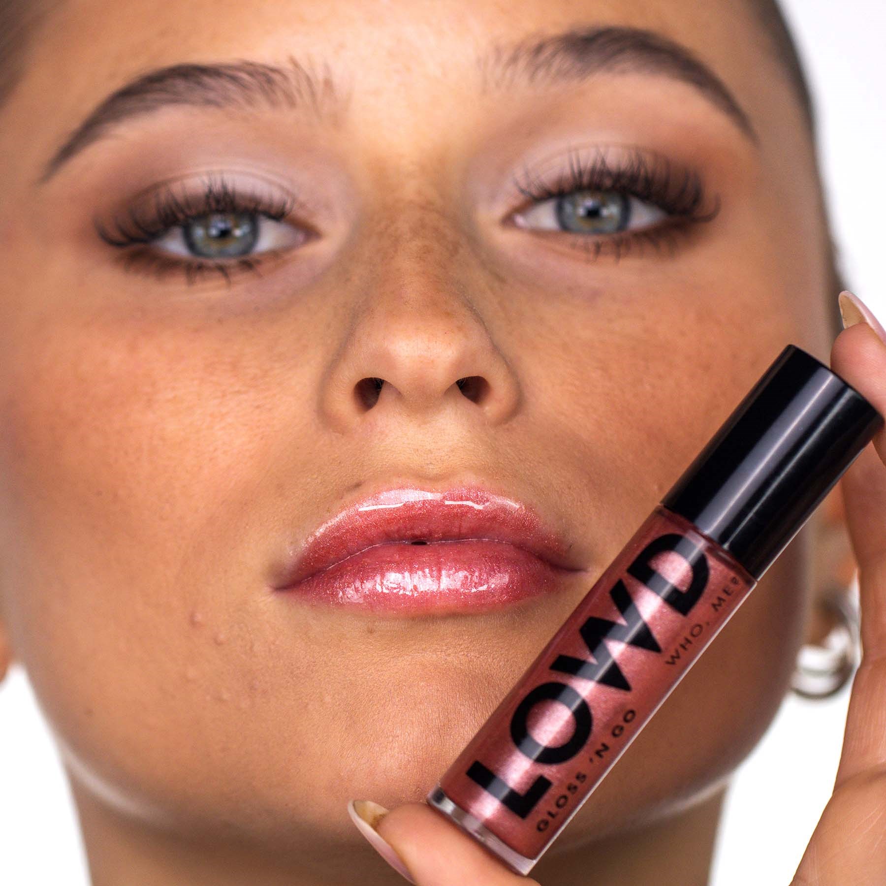 LOWD Cosmetics Gloss N' Go Lipgloss Who, me? (obrázok 4)