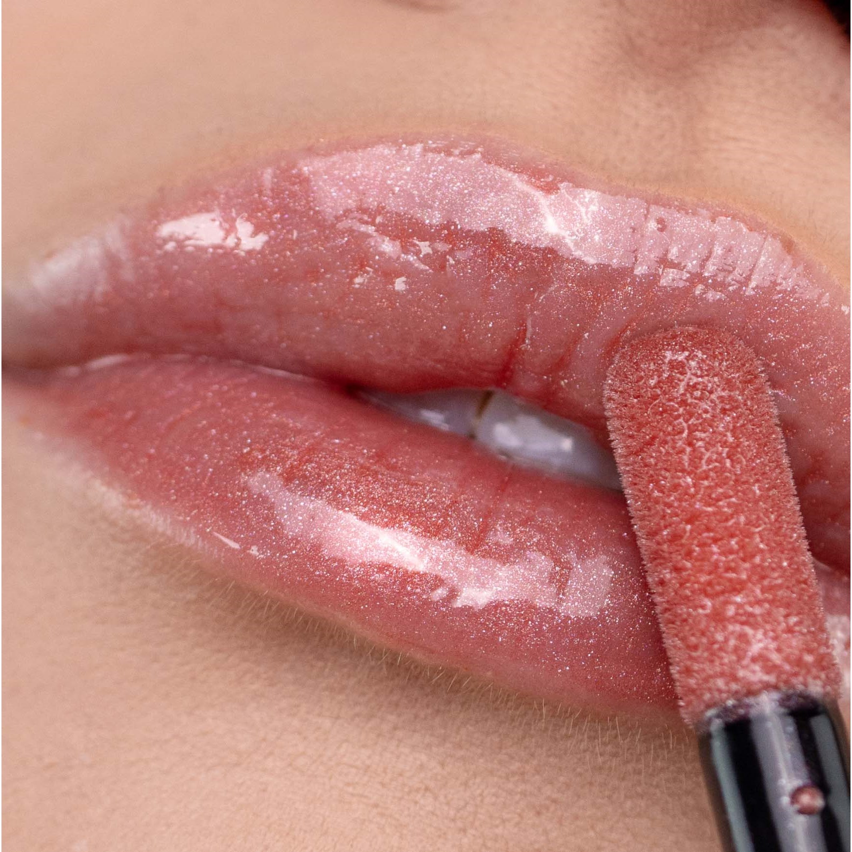 LOWD Cosmetics Gloss N' Go Lipgloss Who, me? (obrázok 5)