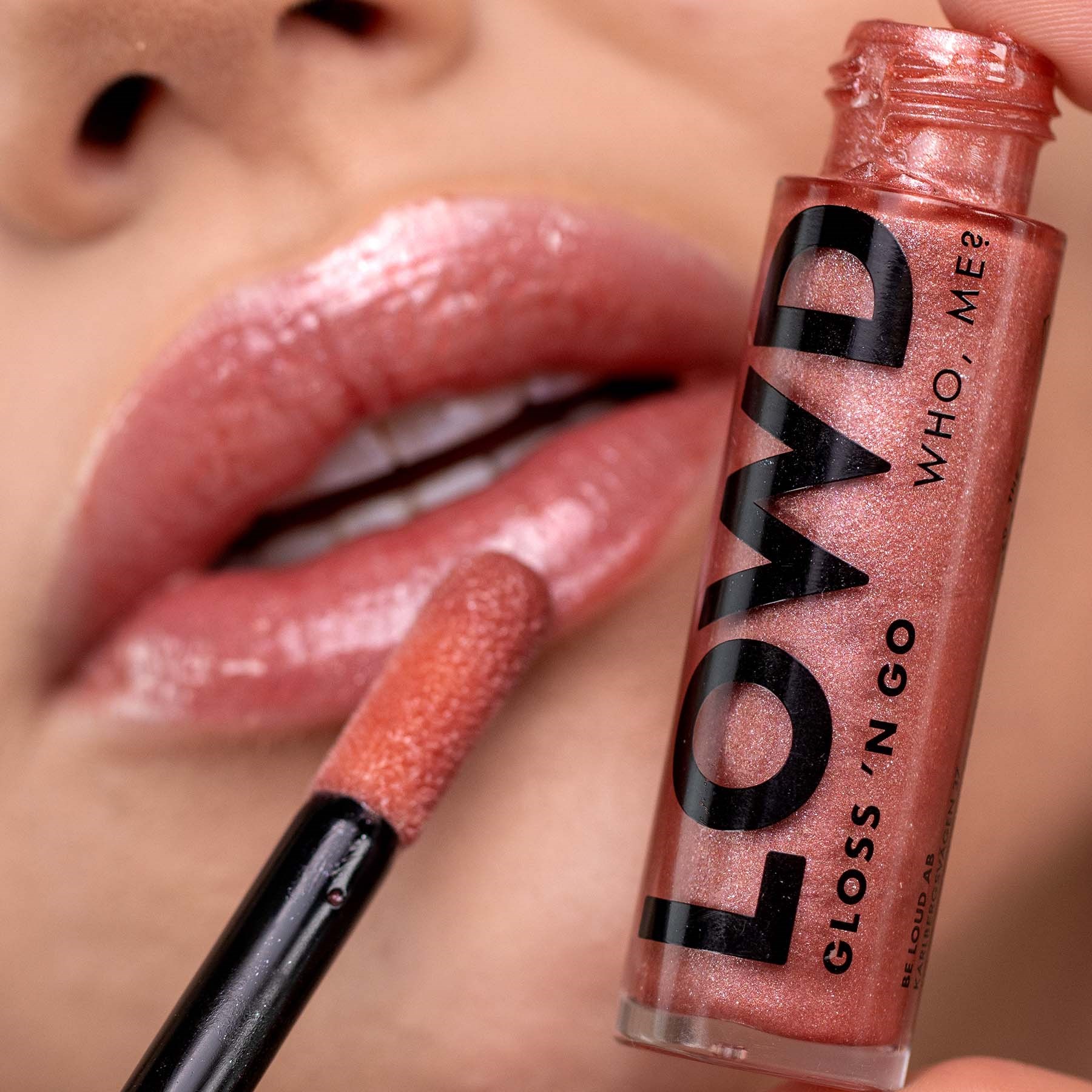 LOWD Cosmetics Gloss N' Go Lipgloss Who, me? (obrázok 6)