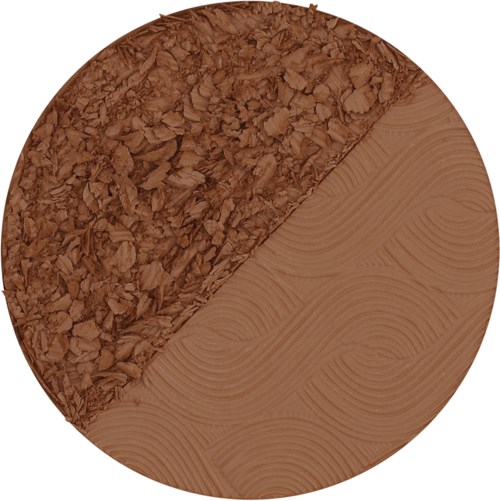 En cirkulär makeup-svamp delad i två halvor: ena sidan med en grov, texturerad yta, den andra slät med ett mönster.