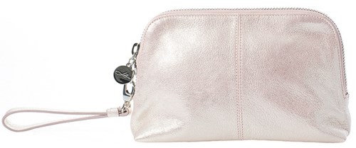 En glänsande silver clutch med handledsrem och blixtlås, visas mot en vit bakgrund.