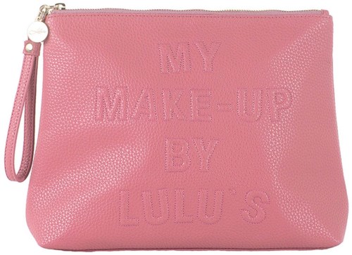 Lyserosa clutch-veske med preget tekst, liten stropp og glidelås øverst.