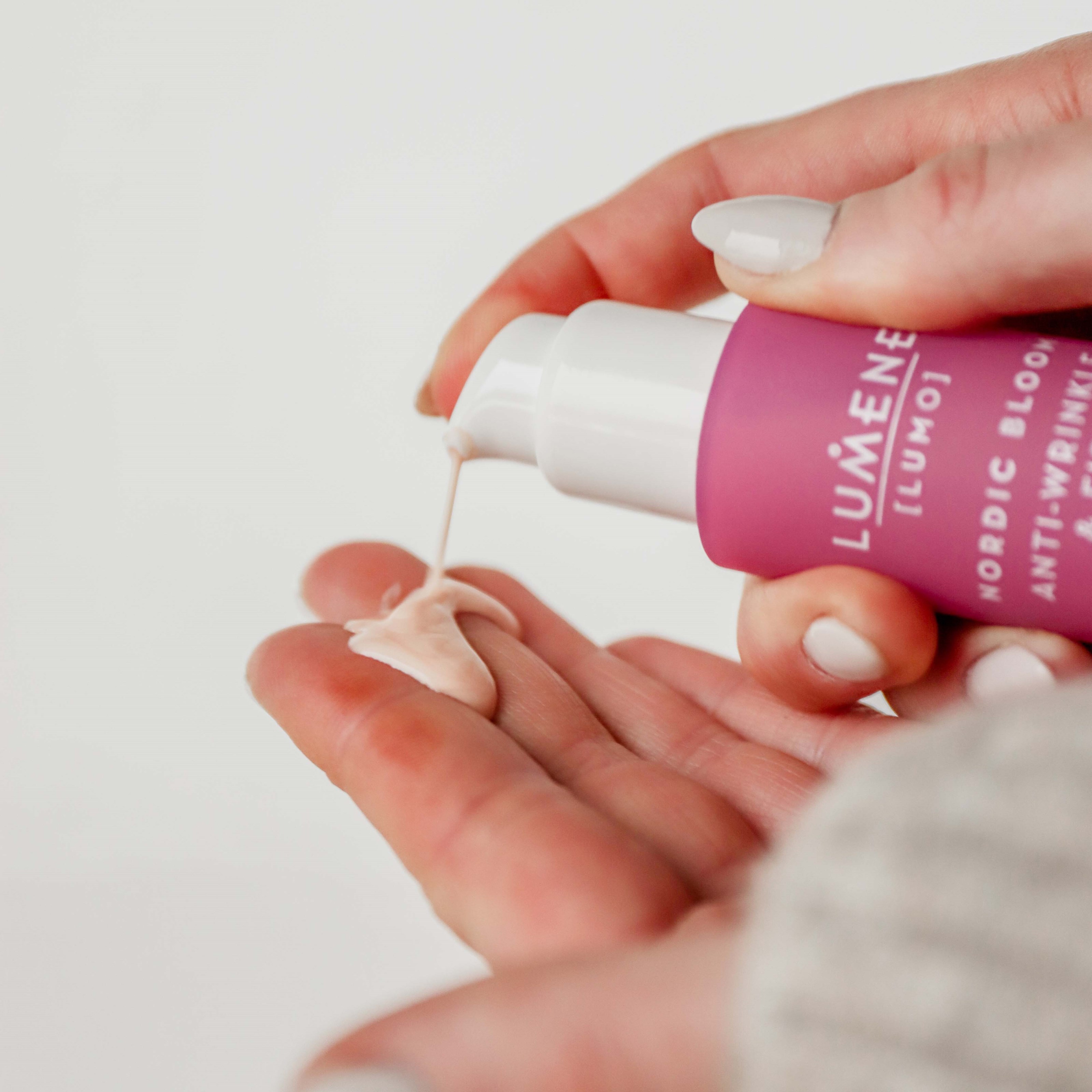 Lumene Nordic Bloom Nawilżające serum przeciwzmarszczkowe V-Shape 30 m (obrázok 3)