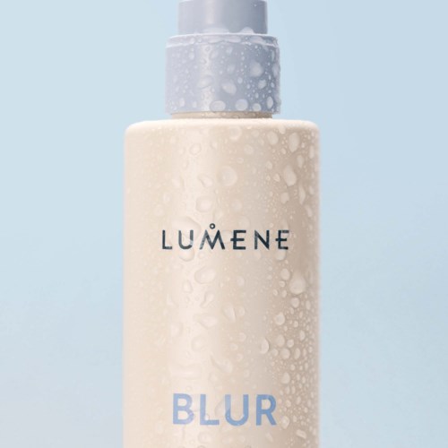  butelka Lumene Blur pielęgnacji skóry z kroplami wody na jasnoniebieskim tle.
