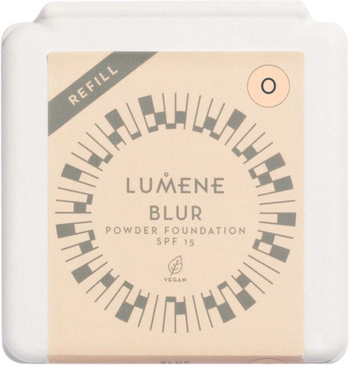 Påfyllningsförpackning för Lumene Blur Powder Foundation SPF 15, vegansk, med en cirkulär design på etiketten.