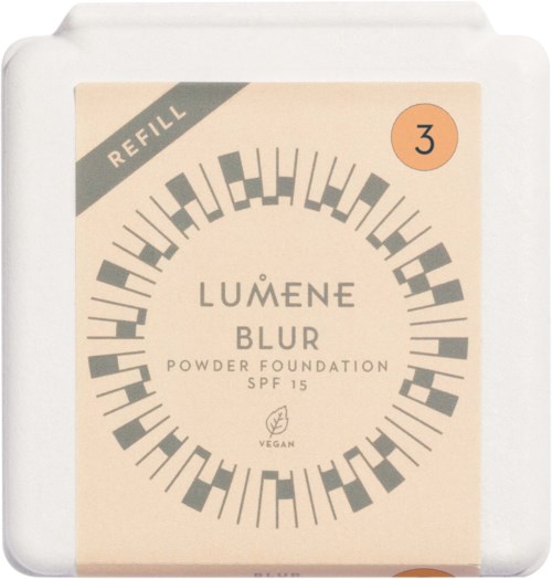 En refillförpackning av Lumene Blur Powder Foundation, SPF 15, med en minimalistisk beige etikett och en rund orange etikett.