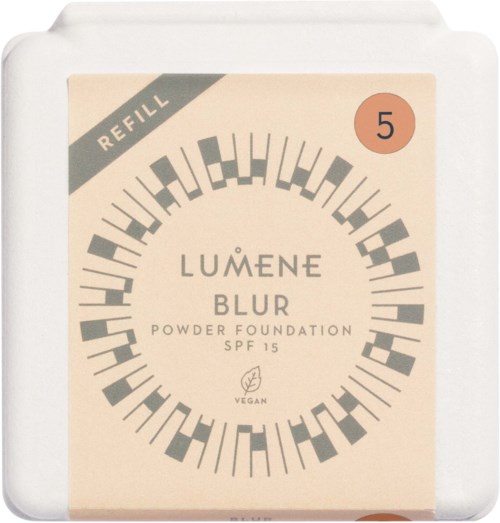 Ett påfyllningspaket för Lumene Blur Powder Foundation med SPF 15, veganskt, med beige och grå design.
