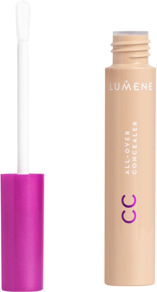 En beige concealerekopp med rosa og lilla detaljer, og en hvit påføringsbørste. Logoen leser 'LUMENE' og produktet er 'ALL-LOVER CONCEALER CC.'