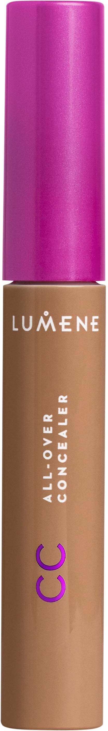 En concealer-stift med en lila topp, beiget skaft och vit och lila text på.