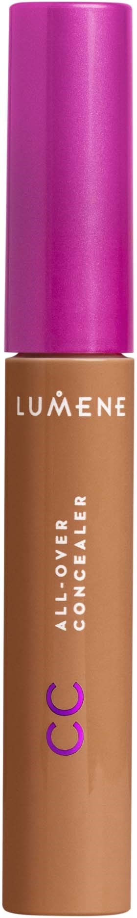 Et concealer-produkt med en rosa hylse, beige væske og hvit og lilla tekst på flaska.