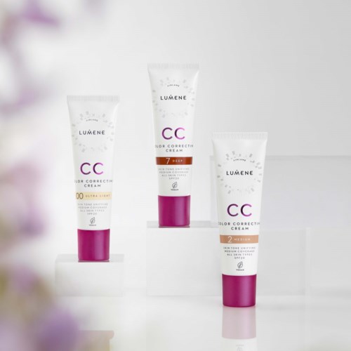 Tre tuber av Lumene CC Color Correcting Cream med SPF, nummer 00, 7 och 2, på vita plattor.