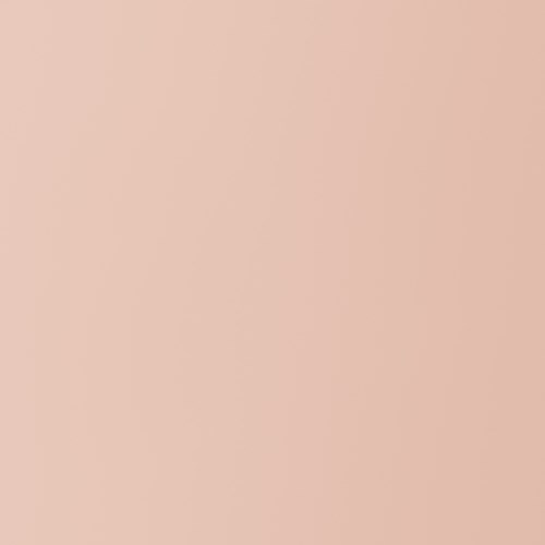 Bakgrunden är ljus rosa utan synliga föremål eller detaljer.