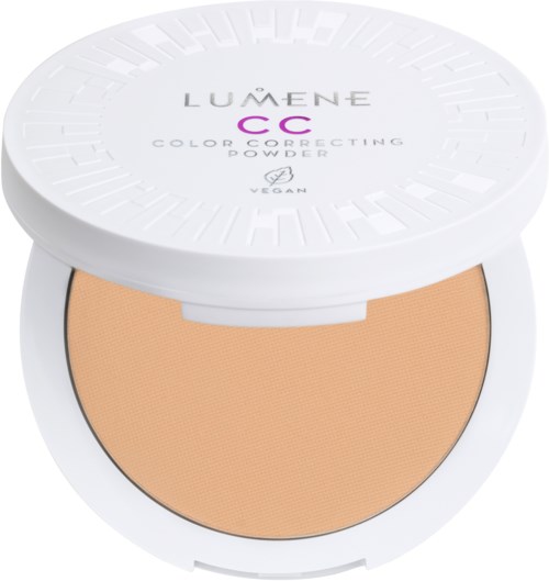 En rund hvit kompakt med beige pudder inni, merket Lumene CC fargekorrigeringspudder, vegan.