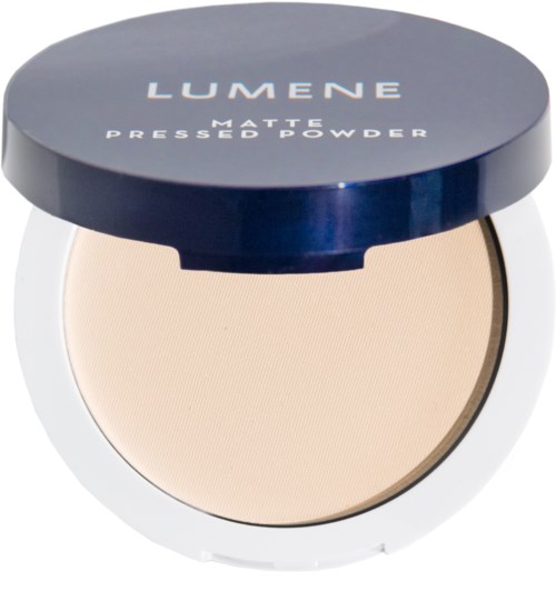 En rund kompakt med blå lokk merket 'LUMENE Matte Pressed Powder' åpen for å vise lys beige pulver inni.