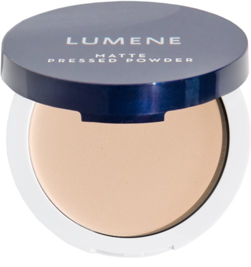 En kompakt rund beholder med mørkeblått lokk og beige presset pulver inni.