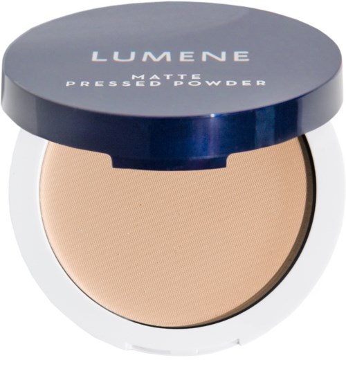 Et rundt kompakt med beige pressed powder og blå lokk merket 'LUMENE MATTE PRESSED POWDER' åpen.