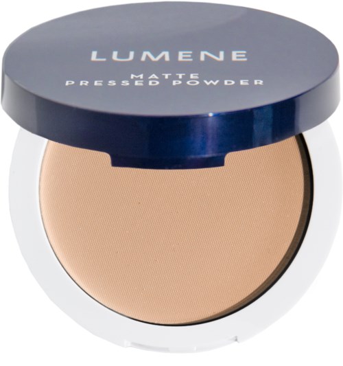 En kompaktdel med beige presset pulver, merket 'LUMENE MATTE PRESSED POWDER', i en rund beholder med blått lokk.