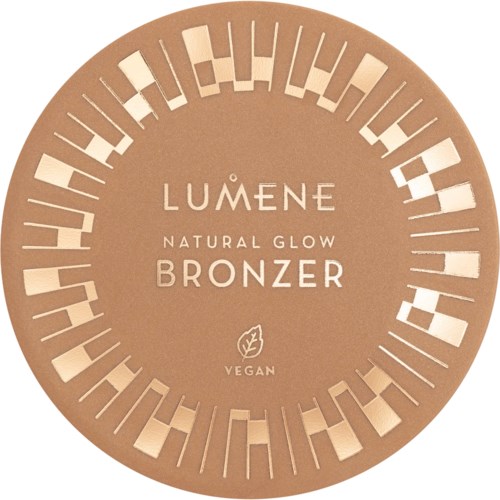 Kierrekilpi Lumene-bronzerille, jossa teksti ja lehtilogo, osoittaen että tuote on vegaani ja luonnollinen hehku.