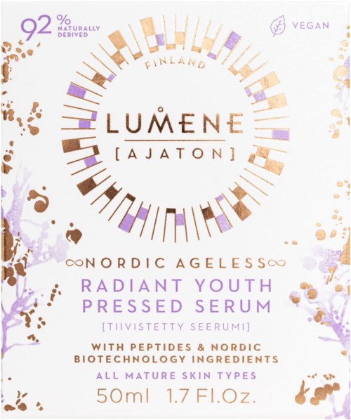 En hudvårdsproduktetikett som visar att det är ett veganskt, 92% naturligt, nordiskt ålderslös serum med peptider för alla hudtyper.