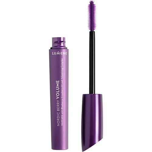 En lila mascara-tub med vipp och borste, märkt LUMENE Nordic Berry Volume.