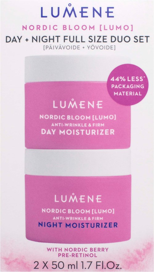 Billedet viser et hudplejesæt med dag- og natcreme i rosa og lilla beholder. Det fremhæver 44% mindre emballagemateriale.