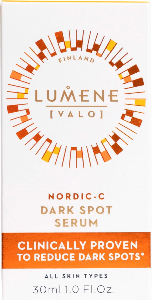 En vertikal box visar Lumene-loggan, produktnamnet och påståenden om att minska mörka fläckar för alla hudtyper.