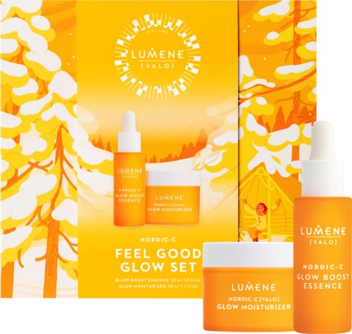 Oransje hudpleieprodukter med vinterskog i bakgrunnen, inkludert glow boost-essens og fuktighetskrem. Lys og glad emballasje.