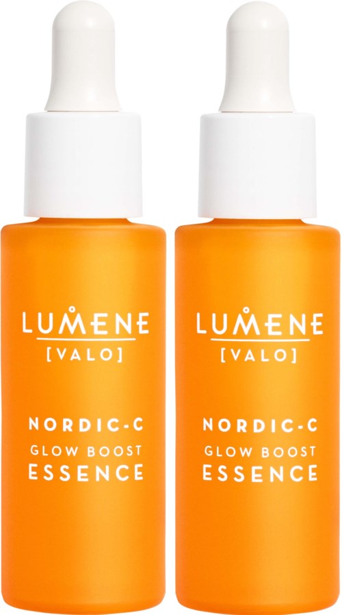 Twee oranje bottles met witte doppen en pipetkoppen, gelabeld Lumene Nordic-C Glow Boost Essence.
