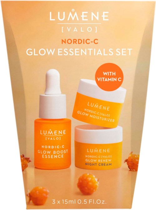LUMENE VALO Nordic-C glow hudpleiesett med essens, fuktighetskrem og nattkrem, med oransje og hvite pakninger og små bær.