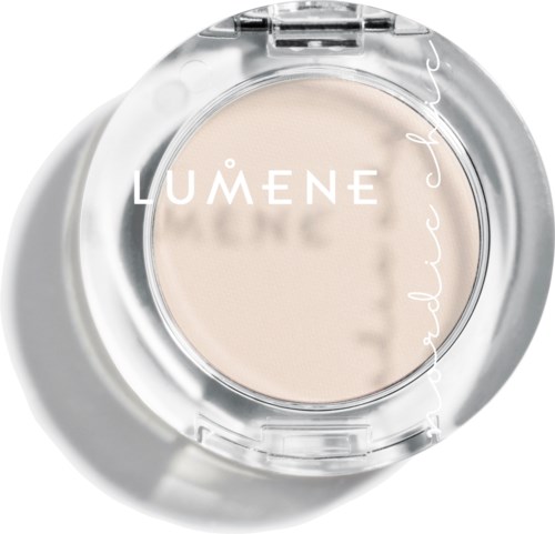 Läpinäkyvällä kannella varustettu kompakti sisältää beige-väristä meikkipohjaa. Tekstit "LUMENE" ja "preppy cream" näkyvät.
