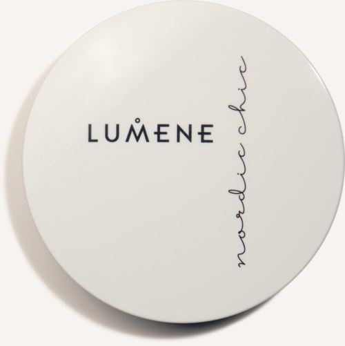 Pyöreä, valkoinen säilytysrasia, jossa on nimi 'LUMÈNE' ja lause 'natural skin'.