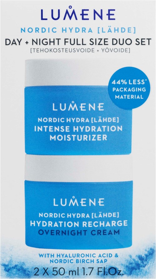 Etikett som visar en hudvårdsuppsättning med dag- och nattkrämer, understryker mindre förpackning och innehåller hyaluronsyra.