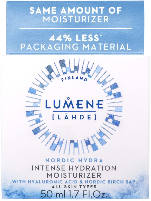 En vit och blå fuktighetskrämförpackning med märket 'Lumene' och produktuppgifter som betonar återhydrering och förpackningsbesparingar.