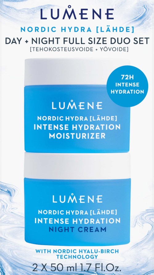 Et hudplejesæt med dag- og natcremer. Emballagen er hovedsageligt hvid og blå, fremmer hydrering.