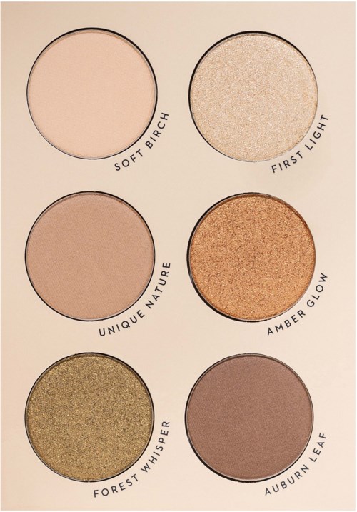 Sex olika makeupskuggor visas i cirkulära formar, märkta som soft birch, first light, unique nature, amber glow, forest whisper och auburn leaf.