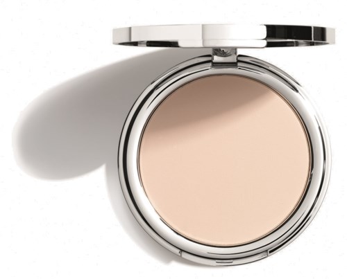 En rund compakt med ljusbeige smink inuti, öppnad med en spegel ovanpå. Skuggor kastas åt sidan.