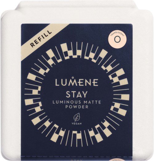En refill av Lumene Stay Luminous Matte Powder i en vit förpackning med en mörk etikett med vit text och geometrisk design.