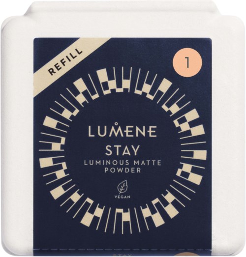 Påfyllningsförpackning för Lumene Stay lyxig matt puder. Mörkblå och vit design, med text och ett bladsymbol.