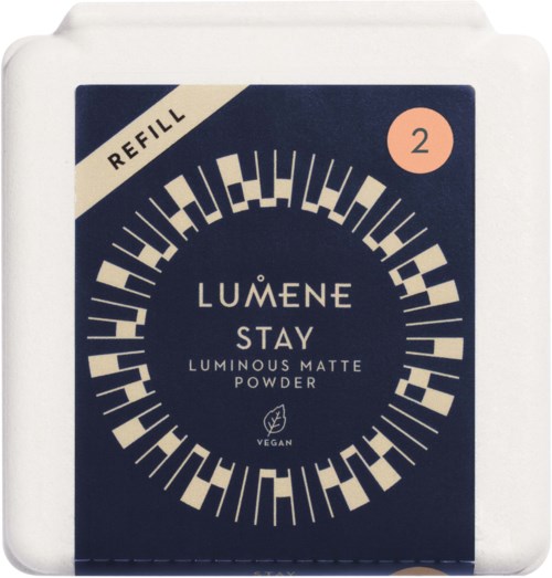 Fylld på ny med Lumene Stay mattpuder i vit, navy och beige. Märkningen visar att den är vegansk och har nummer 2.