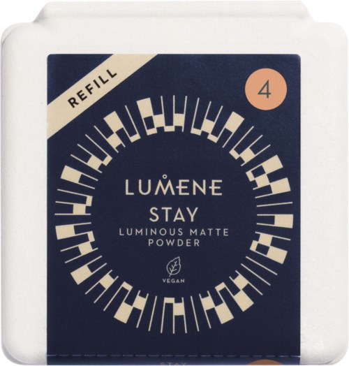 Påfyllningsbar Lumene Stay Luminous Mattpuder med vegansk märkning, mörkblå förpackning och cirkulär design på framsidan.
