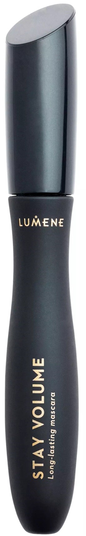 En svart mascara ände med guldtext, som säger "LUMENE" och "STAY VOLUME".