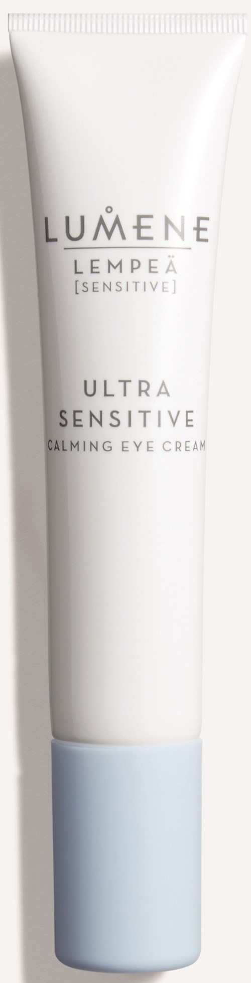En vit och ljusblå tub med Lumene Lempea Ultra Sensitive Calming Eye Cream. Enkel och ren design.