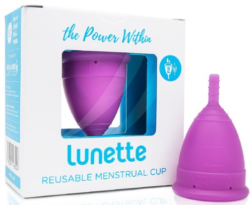 En lila återanvändbar menskopp i en vit förpackning med blå text, märkt 'Lunette' och 'The Power Within'.