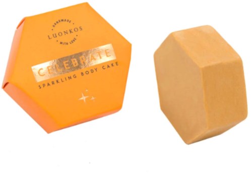 Een lichaamsscrub gewikkeld in oranje papier en een beige rechthoekige bar, waarschijnlijk zeep.