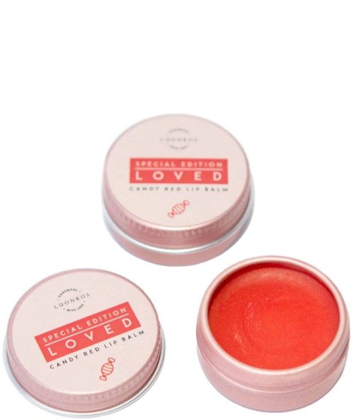 Roze ronde container met rode lippenbalsem erin, gelabeld 'Special Edition Loved Candy Red Lip Balm.'