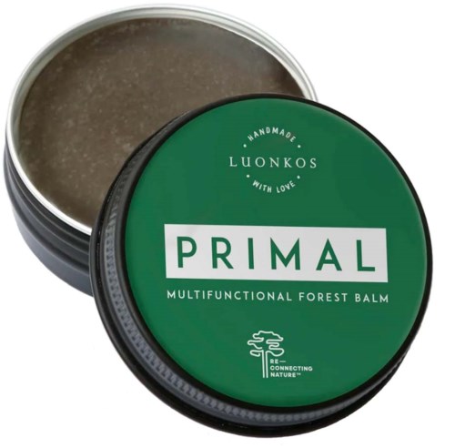 Een ronde, groene metalen blik met de naam "PRIMAL," met bosbalsem. Tekst noemt handgemaakt, multifunctioneel en natuurverbinding.