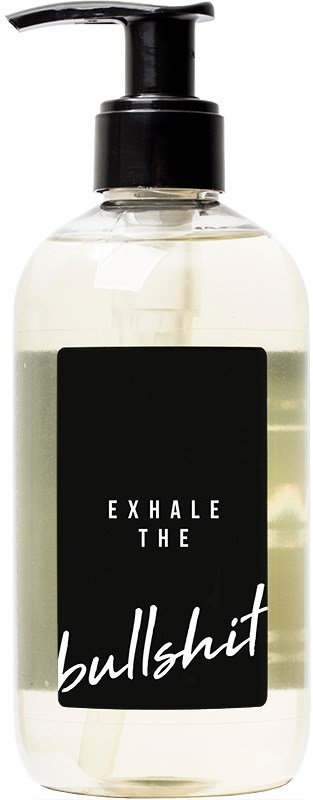 En klar væske i en pumpeflaske med svart etikett som sier "EXHALE THE bullshit."